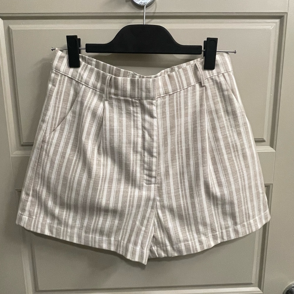 NWT - Entro - Linen & White Shorts - Medium